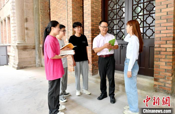 7月4日，臺灣教師陳昭志正在和學(xué)生交流?！蚊?攝