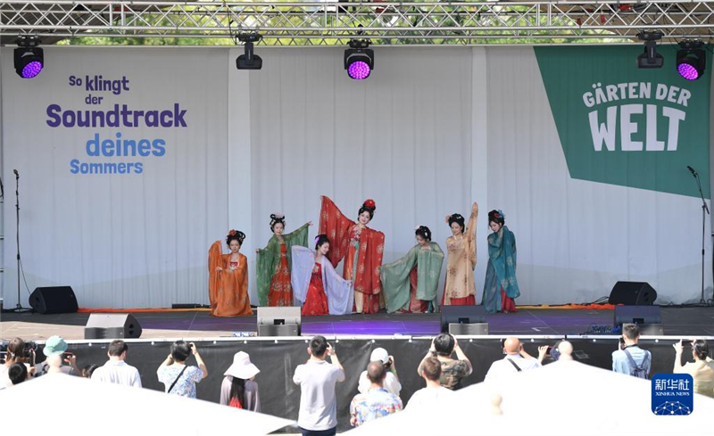 7月8日，在德國(guó)柏林世界公園，漢服愛(ài)好者進(jìn)行漢服展示。新華社記者 任鵬飛 攝