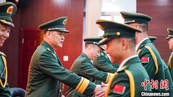 首長為晉銜官兵頒發(fā)任命狀?！堨狭?攝