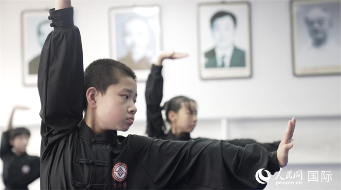 正在練習(xí)劈掛拳的武術(shù)學(xué)童。人民網(wǎng)記者 袁蒙攝