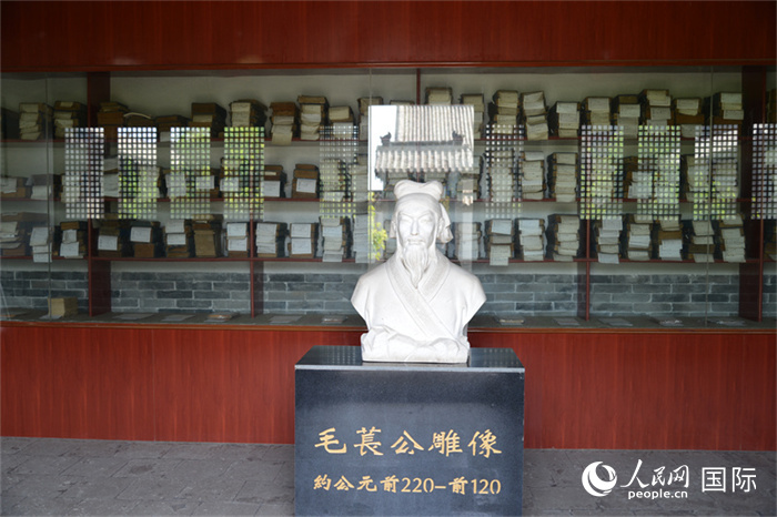 河間詩經(jīng)齋毛萇雕像。雕像后書櫥中陳列的是歷代各版本《詩經(jīng)》及譯本。 人民網(wǎng) 趙昭攝