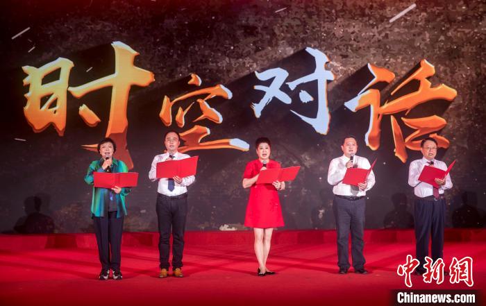 陳曉帆與顏福慶之孫顏志淵、陶行知曾孫陶侃、榮毅仁侄女榮智豐深情朗誦《與統(tǒng)戰(zhàn)先輩的時空對話》。　張昊 攝