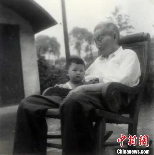 陳望道與幼年的陳曉帆?！￡悤苑﹫D