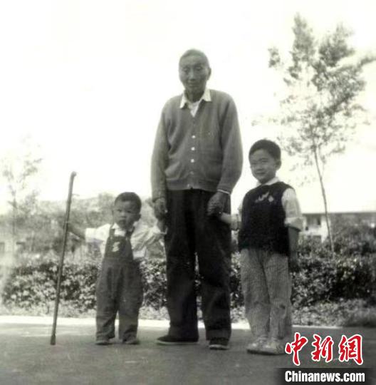陳望道與幼年的陳曉帆(左)、陳曉帆的哥哥一起合影?！￡悤苑﹫D