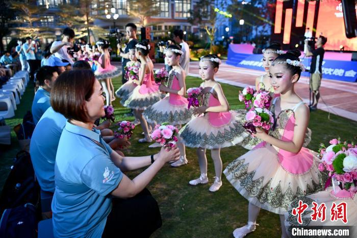 大陸小朋友鮮花送給臺(tái)灣同胞?！⊥鯑|明 攝