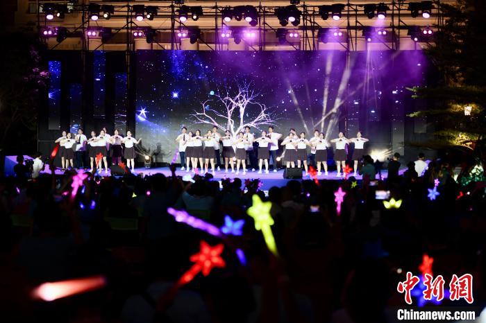 合唱表演《夜空中最亮的星》?！⊥鯑|明 攝