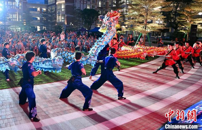 兩岸青少年同臺(tái)呈現(xiàn)龍獅表演?！⊥鯑|明 攝
