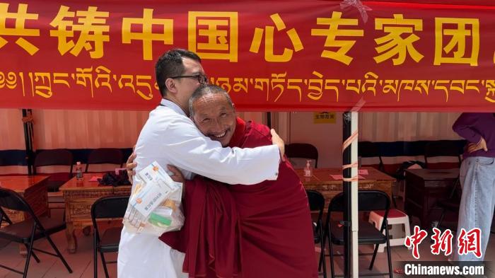 西藏自治區(qū)昌都市左貢縣田妥鎮(zhèn)義診點，一位僧人對北京京煤集團總醫(yī)院呼吸科主任醫(yī)師陳亮表示感謝?！〔苄穹?攝