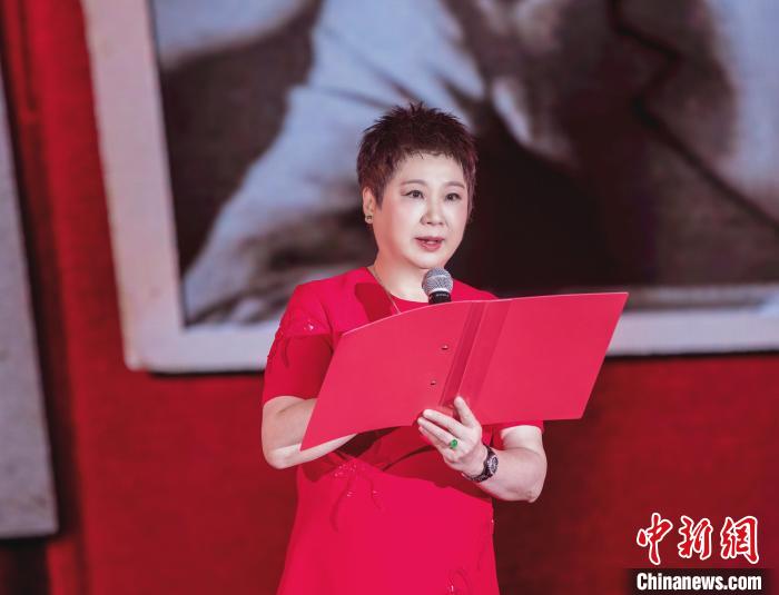 7月16日，榮智豐在2023年上海統(tǒng)戰(zhàn)文化周開幕活動(dòng)中朗誦《與統(tǒng)戰(zhàn)先輩的時(shí)空對(duì)話》?！堦?攝