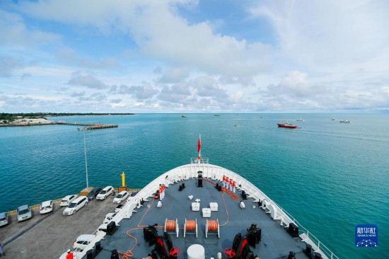 7月22日，中國海軍“和平方舟”號醫(yī)院船駛離基里巴斯首都塔拉瓦。當?shù)貢r間22日上午10時，執(zhí)行“和諧使命-2023”任務的中國海軍“和平方舟”號醫(yī)院船圓滿結束對基里巴斯的首次訪問，駛離基里巴斯首都塔拉瓦，前往本次任務的第二站湯加努庫阿洛法港。新華社發(fā)（黎宇 攝）
