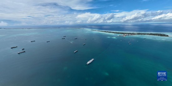 7月22日，中國海軍“和平方舟”號醫(yī)院船結束基里巴斯訪問，駛離塔拉瓦港。新華社發(fā)（桂江波 攝）