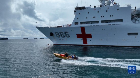 7月22日，中國海軍“和平方舟”號醫(yī)院船駛離塔拉瓦港途中，基里巴斯當?shù)孛癖婑{船揮手告別。新華社發(fā)（桂江波 攝）
