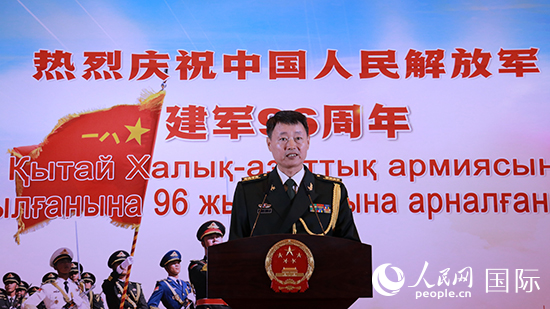 國防武官胡德君大校發(fā)表致辭。人民網(wǎng)記者 李強攝
