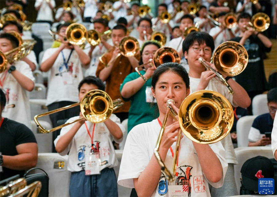 8月1日，在第九屆中國(guó)國(guó)際低音銅管藝術(shù)節(jié)的一場(chǎng)公益大師課上，低音銅管樂(lè)器愛好者在練習(xí)長(zhǎng)號(hào)。新華社記者 劉潺 攝