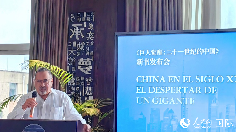 羅德里格斯博士現場介紹著作。吳志華攝