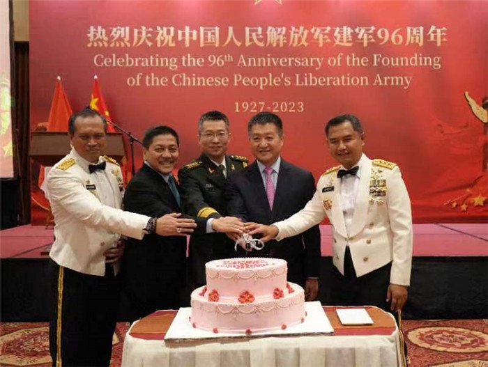 圖為陸慷大使與印尼貴賓共切生日蛋糕。中國(guó)駐印度尼西亞使館供圖