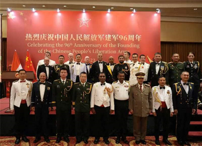 圖為徐勝武官與參加招待會(huì)的各國(guó)武官、武官處代表合影。中國(guó)駐印度尼西亞使館供圖