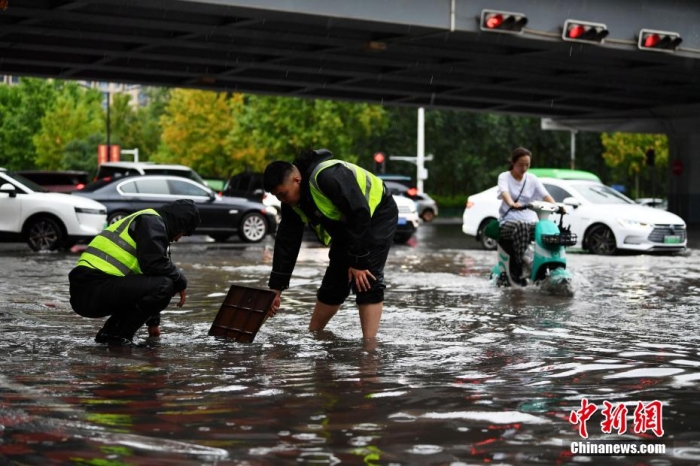 7月30日，河北省持續(xù)發(fā)布暴雨紅色預(yù)警信號。受今年第5號臺風(fēng)“杜蘇芮”殘余環(huán)流影響，7月28日以來，地處華北地區(qū)的河北省大部出現(xiàn)降雨。30日17時，該省氣象臺發(fā)布當(dāng)日第三次暴雨紅色預(yù)警信號。石家莊市城區(qū)不少區(qū)域積水嚴(yán)重，城管、環(huán)衛(wèi)、園林、市政等部門緊急出動，聯(lián)合疏堵保暢，筑牢防汛安全屏障。圖為石家莊裕華區(qū)城管局防汛隊員對沿街收水井進(jìn)行雜物清理，以保證排水暢通。翟羽佳 攝