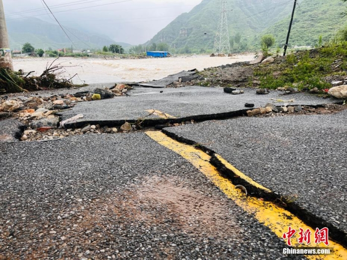 受臺風(fēng)“杜蘇芮”影響，7月29日至8月1日，河北省淶水縣普降暴雨，持續(xù)強降雨和強風(fēng)天氣引發(fā)洪水險情。連日來，當(dāng)?shù)亟M織數(shù)千人搶險救援隊伍，集中力量加快排水、清理路面、救援拋錨車輛、搶修倒伏電線桿等工作。8月1日，方便面、飲用水、火腿腸、面包等首批調(diào)撥救災(zāi)物資送抵救災(zāi)一線，并于當(dāng)天發(fā)放到受災(zāi)群眾手中。目前，淶水縣受損交通、電力、通信等基礎(chǔ)設(shè)施正在加緊搶修，山區(qū)受困人員已分批轉(zhuǎn)移，各項搶險救災(zāi)工作正在有序進行中。圖為淶水縣婁村鎮(zhèn)南安莊村被洪水沖毀的路面。(文/呂子豪 楊猛)李金璐 攝