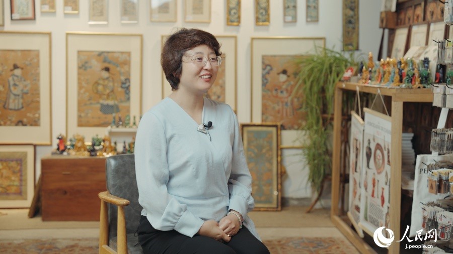 圖為瓷器修復藝術(shù)家王京。人民網(wǎng)記者 張若涵攝