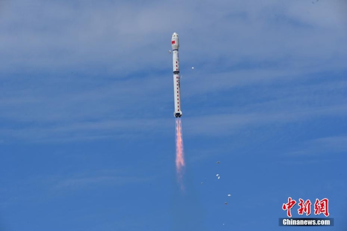8月3日11時(shí)47分，中國(guó)在酒泉衛(wèi)星發(fā)射中心用長(zhǎng)征四號(hào)丙遙四十四運(yùn)載火箭，成功發(fā)射風(fēng)云三號(hào)06星，衛(wèi)星順利進(jìn)入預(yù)定軌道，任務(wù)取得圓滿成功。該衛(wèi)星將接替在軌超期服役的風(fēng)云三號(hào)C星，探測(cè)數(shù)據(jù)主要用于天氣預(yù)報(bào)、大氣化學(xué)和氣候變化監(jiān)測(cè)業(yè)務(wù)及研究。汪江波 攝