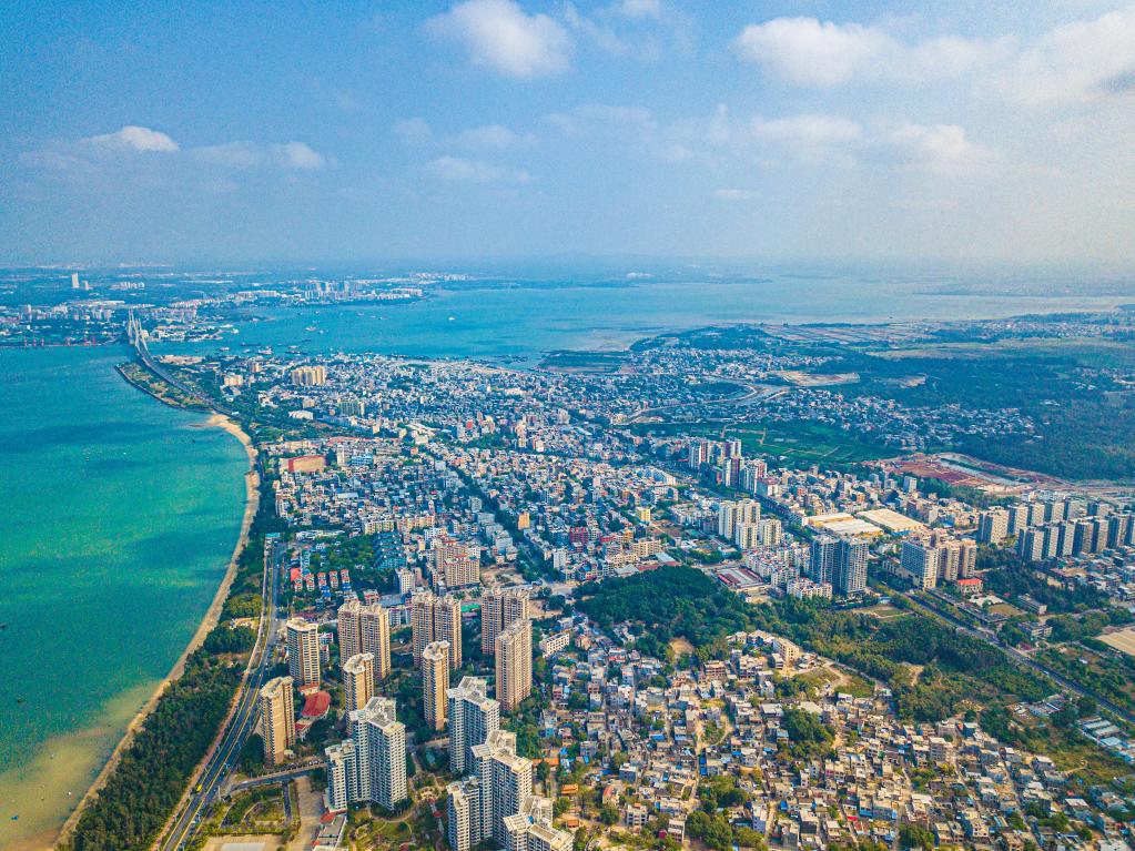 這是海南自貿(mào)港重點園區(qū)——洋浦經(jīng)濟(jì)開發(fā)區(qū)所在的環(huán)新英灣地區(qū)（無人機(jī)照片，2023年2月26日攝）。新華社記者 蒲曉旭 攝