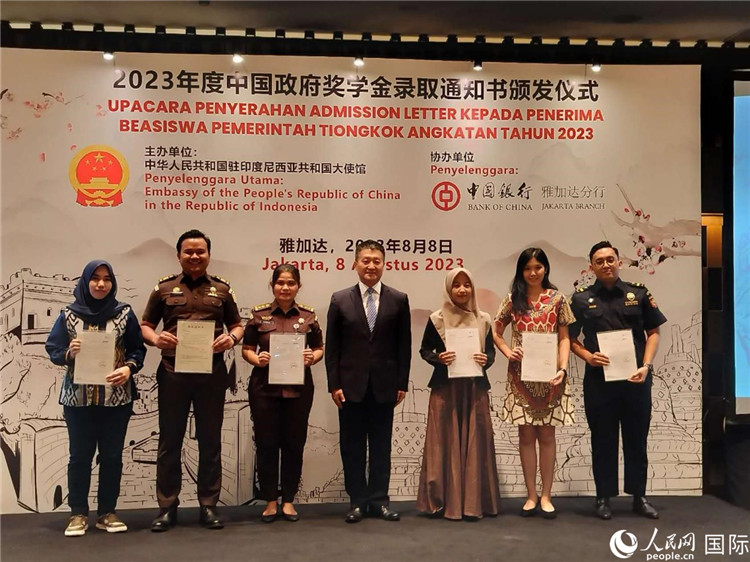 陸慷大使與獲得中國政府獎學(xué)金的印尼學(xué)子合影。 人民網(wǎng)記者 李培松攝