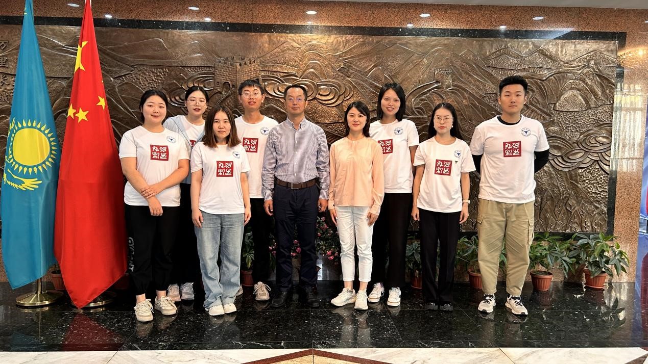 浙江大學(xué)實(shí)踐團(tuán)拜訪中國(guó)駐阿拉木圖總領(lǐng)館。浙江大學(xué)供圖