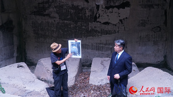 毒氣島歷史研究所事務(wù)局長山內(nèi)正之在毒氣儲存遺址為大家介紹日軍發(fā)動毒氣戰(zhàn)的罪證。人民網(wǎng) 蔣曉辰攝