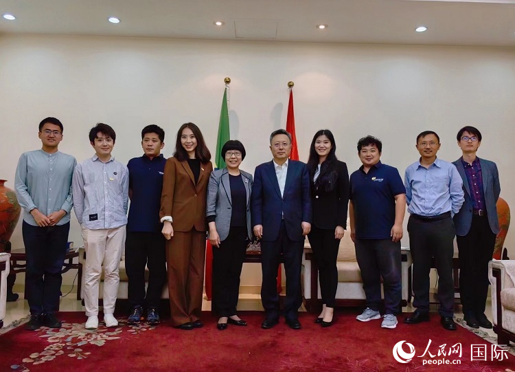 趙志遠大使（右五）、使館工作人員與人民網記者合影。