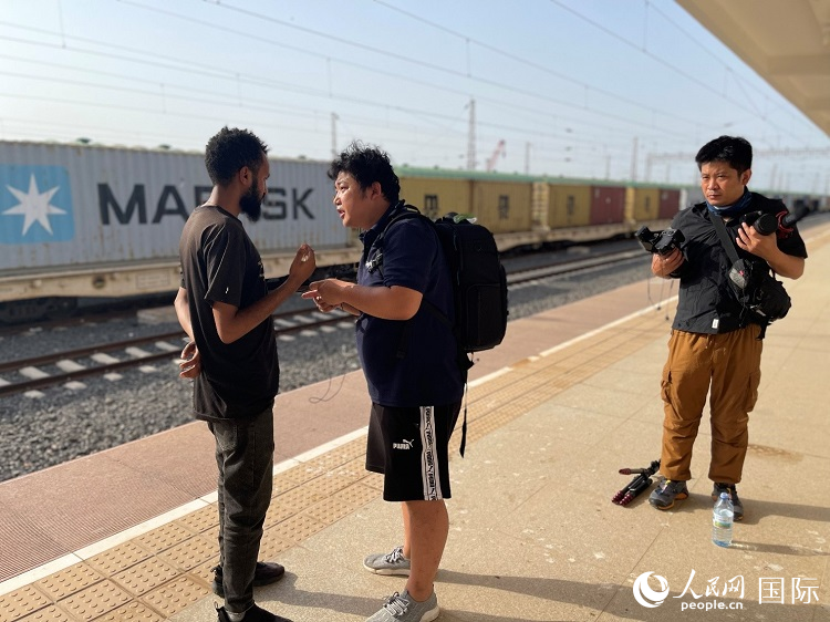 亞吉鐵路吉布提線工作人員介紹列車運營情況。人民網記者 趙艷紅攝