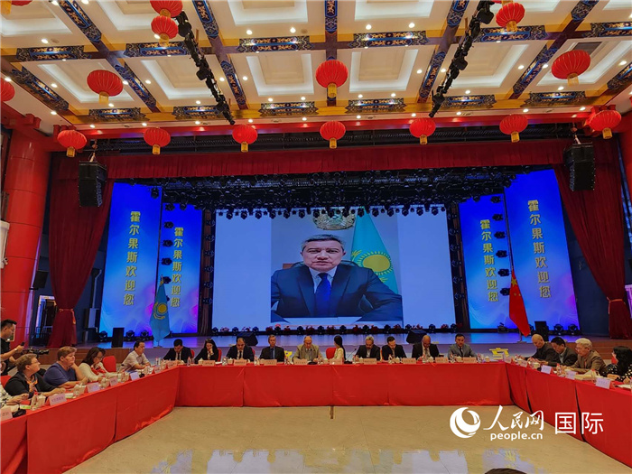 哈外交部駐阿拉木圖副代表拉伊莫夫視頻致辭。人民網(wǎng)記者 李強(qiáng)攝