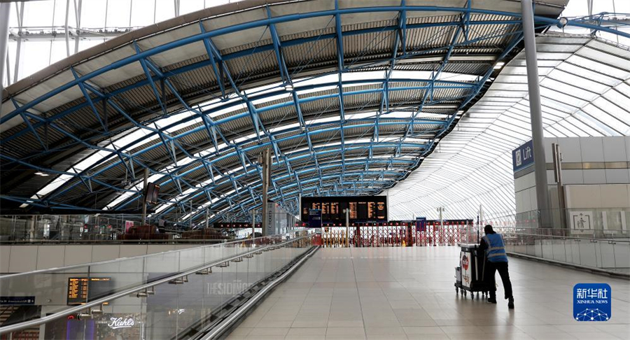 9月1日，一名工作人員在英國(guó)倫敦滑鐵盧火車站內(nèi)行走。因在收入、工作條件等方面與鐵路運(yùn)營(yíng)企業(yè)存在分歧，英國(guó)鐵路員工在9月1日、2日舉行罷工。由于鐵路服務(wù)大幅減少，人們出行面臨不便。新華社記者 李穎 攝