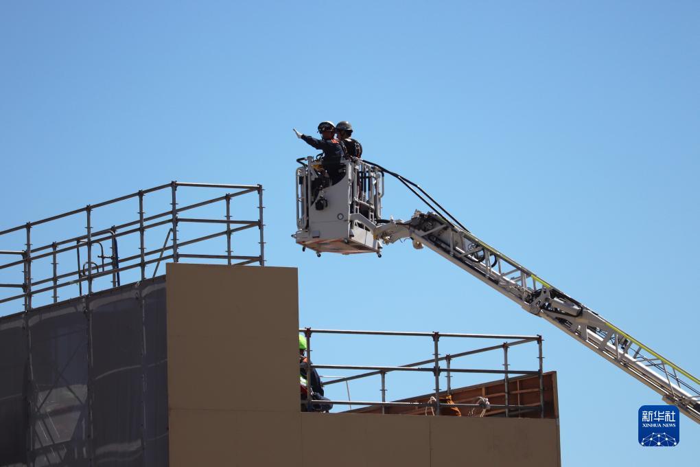 9月1日，在日本神奈川縣相模原市，消防員演練用消防云梯車救下被困高樓的民眾。9月1日是日本防災(zāi)日。當(dāng)天，日本中央政府及多個(gè)都縣市舉行了防災(zāi)演練，以提高大規(guī)模災(zāi)害發(fā)生時(shí)防災(zāi)機(jī)構(gòu)和市民迅速應(yīng)對的能力。新華社記者 楊光 攝