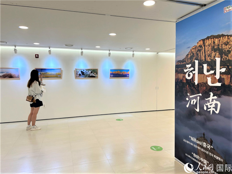 2.民眾參觀“看九曲黃河 聽華夏故事”主題展。人民網(wǎng)記者 馬菲攝