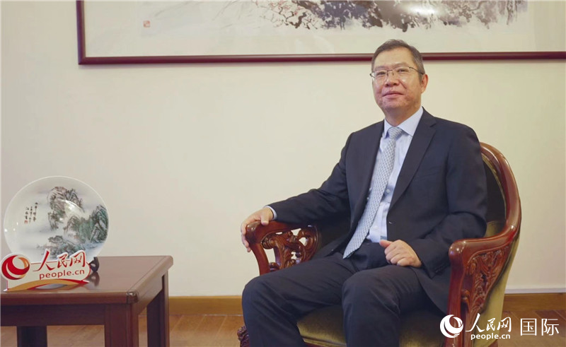 駐非盟使團(tuán)團(tuán)長胡長春大使接受人民網(wǎng)專訪。人民網(wǎng)記者 劉寧攝