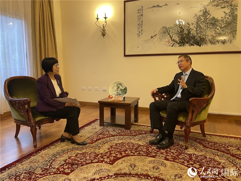 胡長春大使接受人民網(wǎng)記者唐維紅采訪。人民網(wǎng)記者 趙艷紅攝
