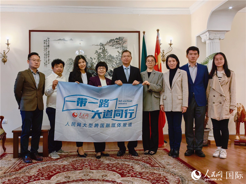 胡長春大使、駐非盟使團(tuán)工作人員與人民網(wǎng)記者合影。