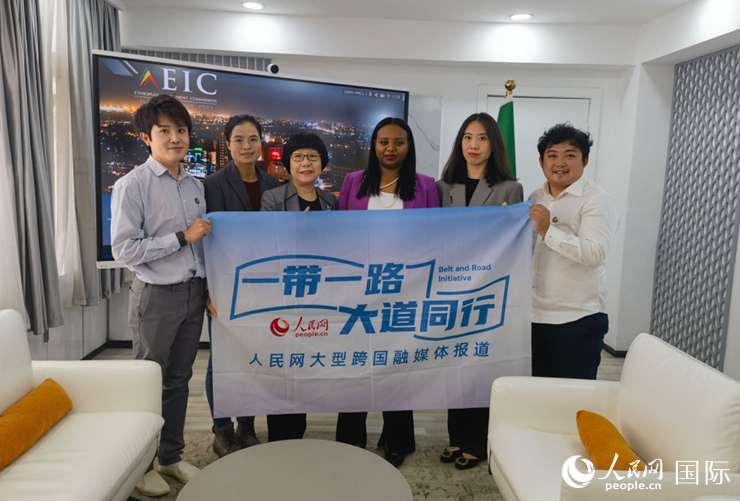 萊利斯（右三）、埃塞投資委中國投資顧問萬巧云（左二）與人民網(wǎng)記者合影。