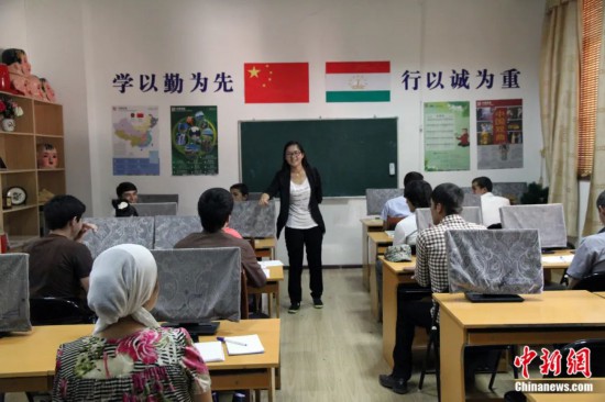 2014年，塔吉克斯坦國(guó)立民族大學(xué)的孔子學(xué)院內(nèi)，教師正在為塔吉克斯坦學(xué)生授課。田冰 攝
