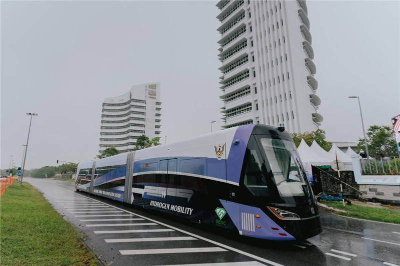 9月6日下午，由中車株洲所自主研發(fā)制造的全球首輛氫能源智軌電車正式亮相馬來西亞砂拉越州古晉市。中車株洲所供圖