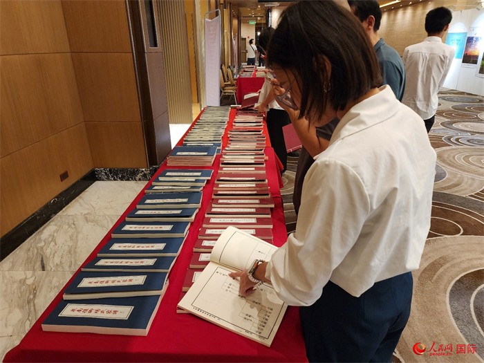 現(xiàn)場嘉賓參觀“根脈尋蹤”泉州百個家族移民菲律賓族譜展。人民網(wǎng)記者 樊帆攝