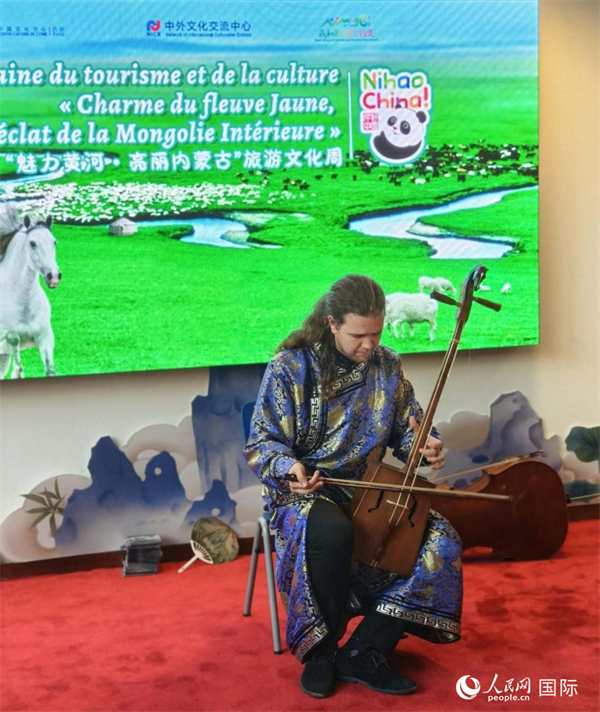 法國(guó)音樂(lè)家馬修·勒庫(kù)演奏馬頭琴。人民網(wǎng)記者 尚凱元攝