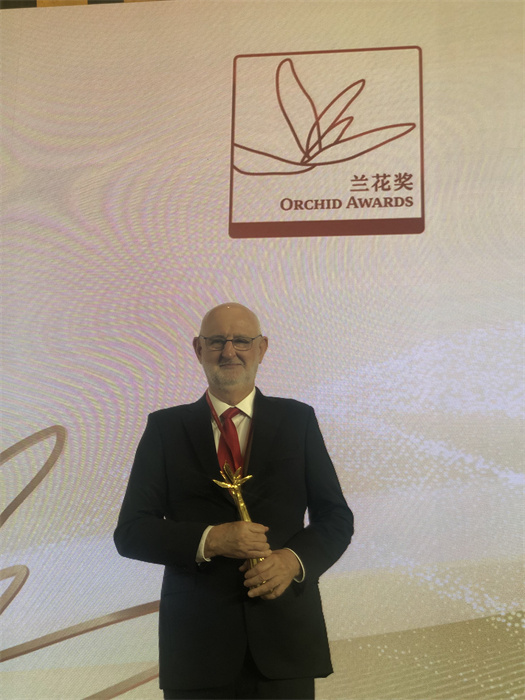 保利諾教授在頒獎典禮現(xiàn)場。 巴西圣保羅州立大學(xué)孔子學(xué)院供圖。