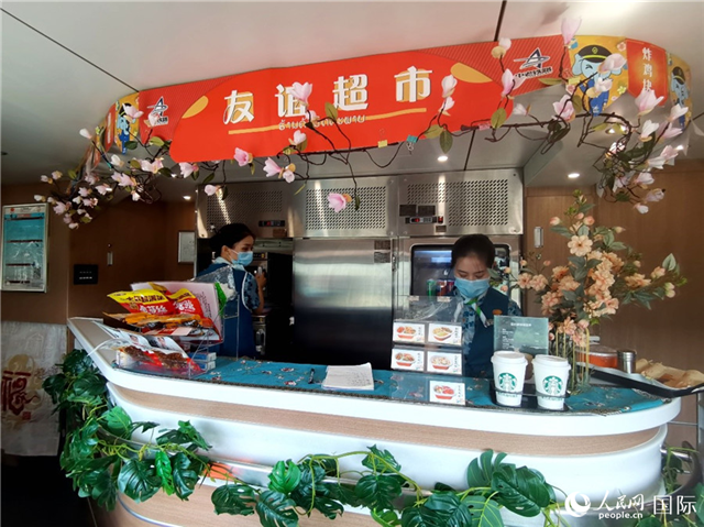 中老鐵路國(guó)際旅客列車(chē)?yán)锏摹坝颜x超市”。人民網(wǎng) 杜明明攝