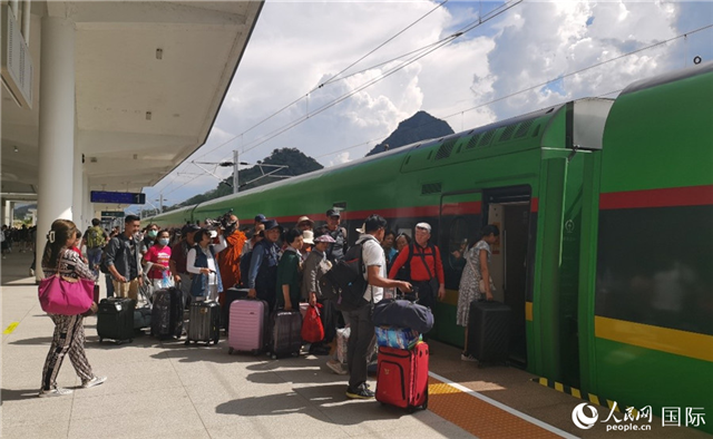 乘坐中老鐵路國(guó)際旅客列車(chē)的旅客在老撾瑯勃拉邦站排隊(duì)上車(chē)。人民網(wǎng)記者 杜明明攝