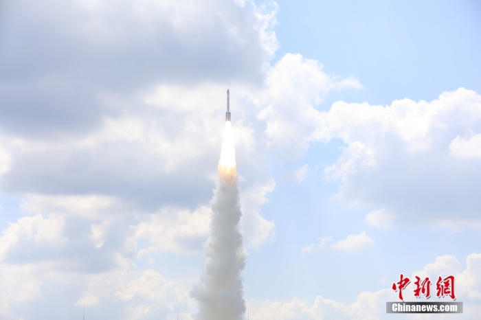 北京時間 2023年9月10日12時30分，中國在太原衛(wèi)星發(fā)射中心使用長征六號改運載火箭，成功將遙感四十號衛(wèi)星發(fā)射升空，衛(wèi)星順利進入預定軌道，發(fā)射任務獲得圓滿成功。該衛(wèi)星主要用于開展電磁環(huán)境探測及相關技術試驗。此次任務是長征系列運載火箭第487次飛行。王曉虎 攝