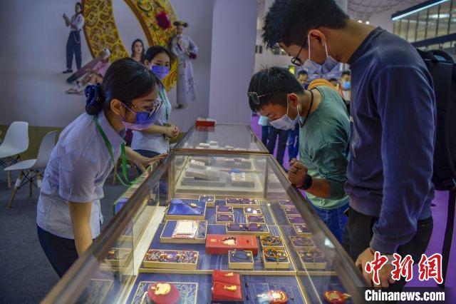 資料圖：民眾選購金飾品。駱云飛 攝