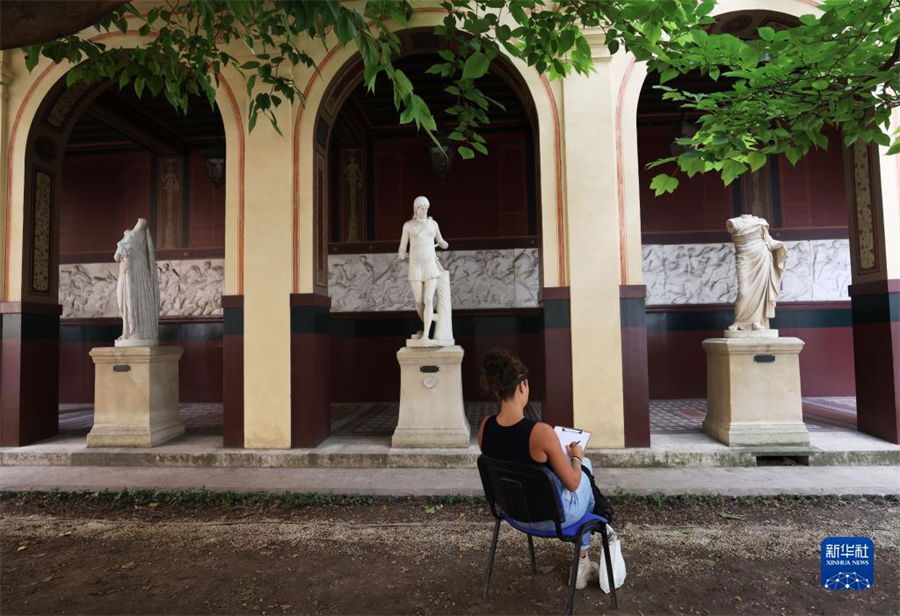 9月17日，在法國(guó)巴黎國(guó)立高等美術(shù)學(xué)院舉行的歐洲遺產(chǎn)日活動(dòng)上，參觀者參與繪畫創(chuàng)作和體驗(yàn)。新華社記者 高靜 攝