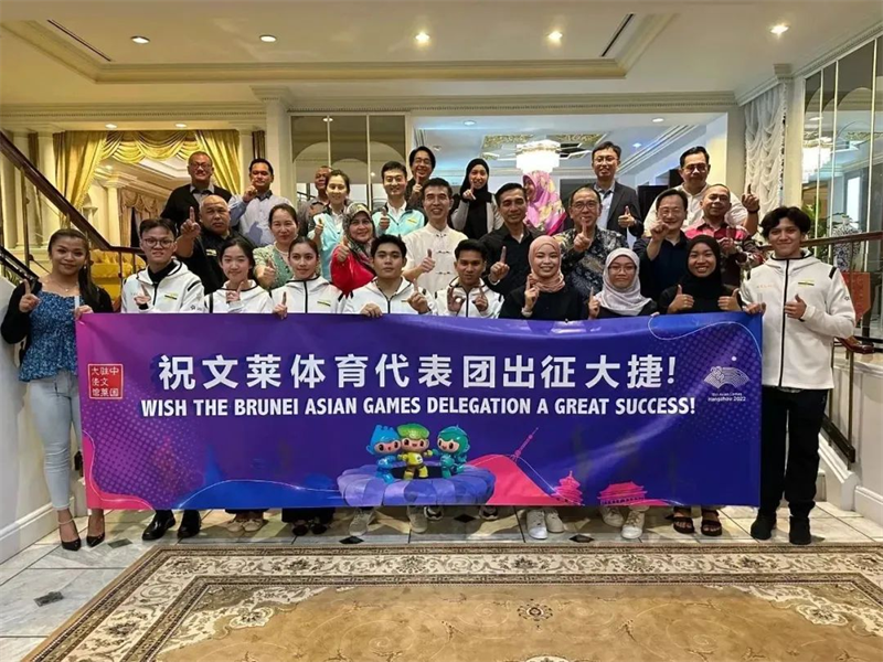 肖建國大使同參加歡送儀式的文方嘉賓、代表團成員等合影留念。圖片由使館提供